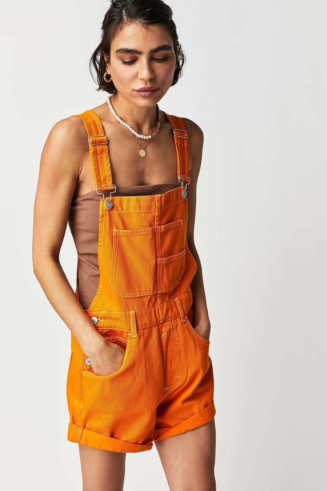Damen Denim-Latzshorts mit modernen Details und praktischen Taschen Echo Archiv