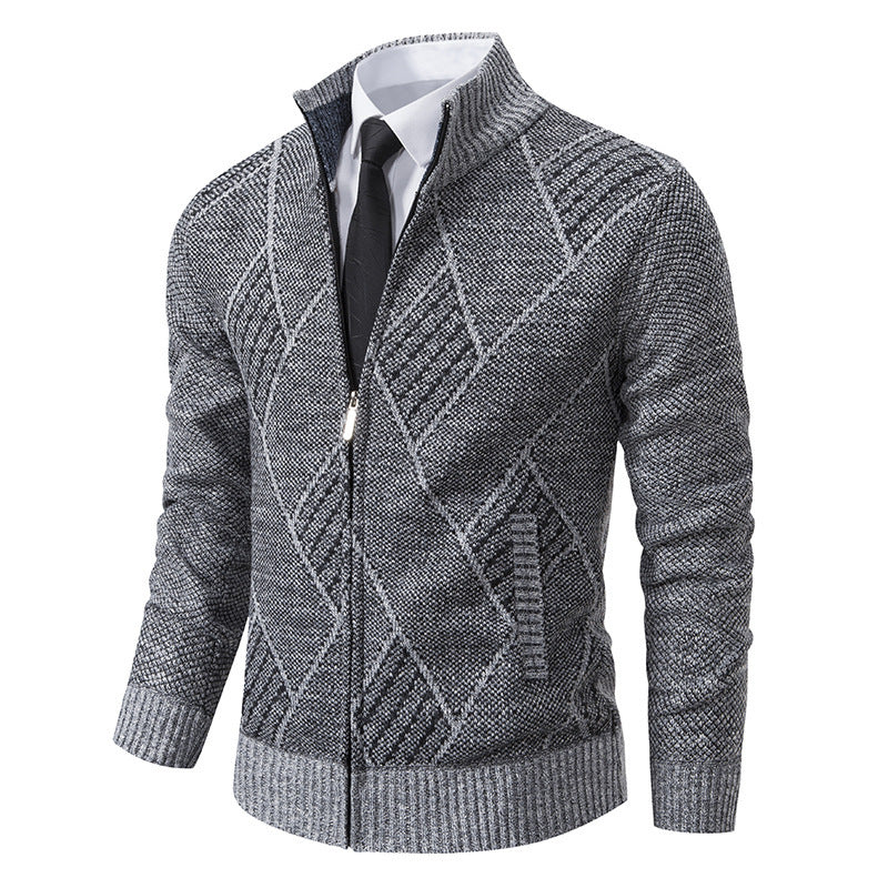 Herren modische Strickjacke mit hohem Kragen und stilvollem Zopfmuster Echoarchiv