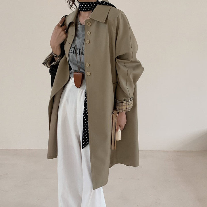 Damen leichter Trenchcoat mit kontrastierten Karomanschetten Echoarchiv
