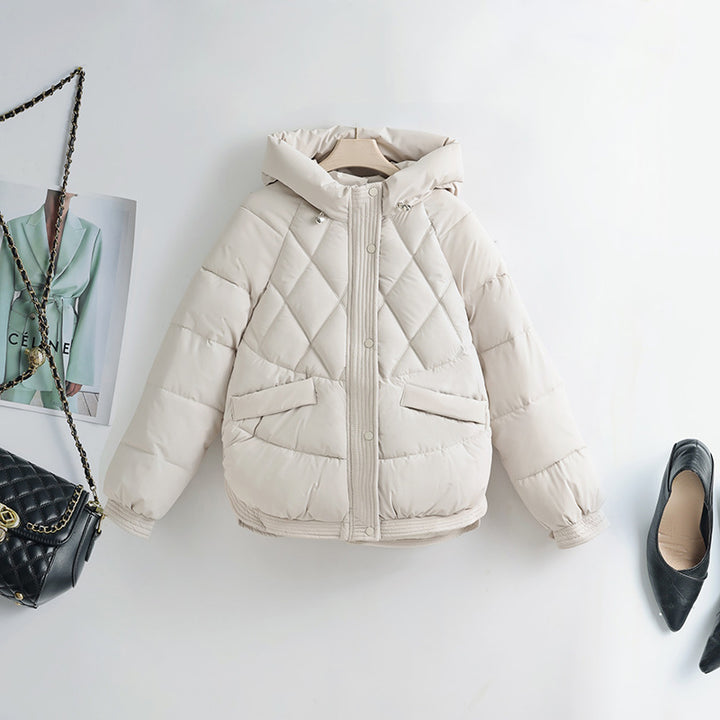 Damen gesteppte Kapuzen-Kurzjacke mit Karree-Steppung, geripptem Saum und verdeckter Druckknopfleiste – Célinea