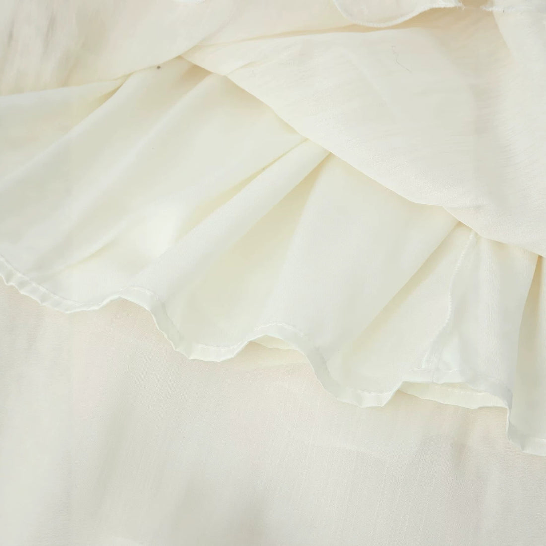 Damen Maxikleid mit Volant‑Cape, mehrlagigem Stufenrock und Stehkragen Echoarchiv