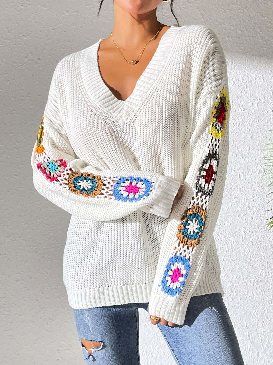 Damen Modischer Strickpullover mit V-Ausschnitt und bunten Stickereien – Mavelle