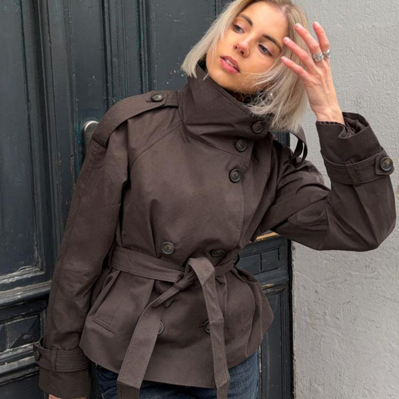 Damen nan kurztaillierte Trenchjacke mit hohem Stehkragen, doppeltreihiger Knopfleiste und taillierbarem Bindegürtel Echo Archiv
