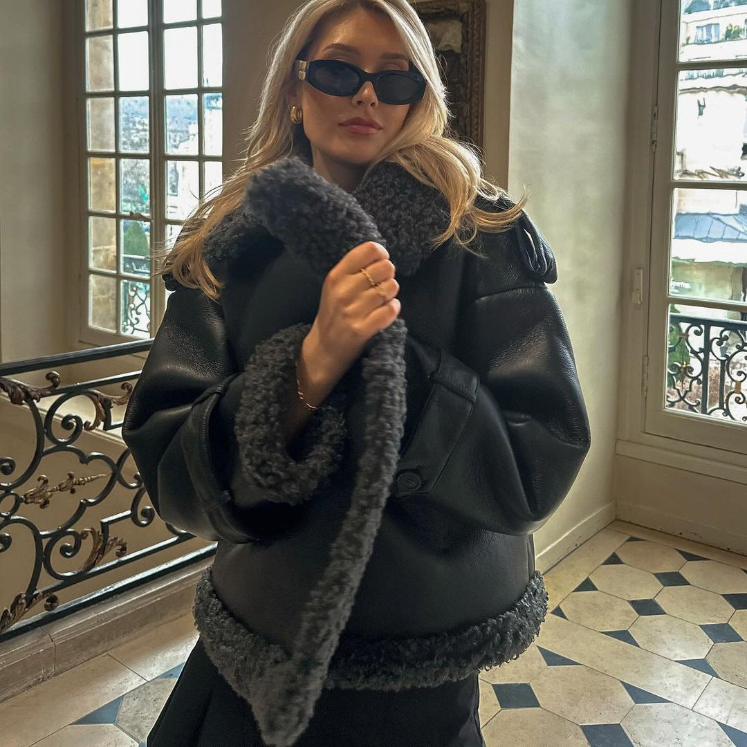 Damen Kurze Fliegerjacke aus Kunstleder mit Teddyfell-Kragen und Taillengürtel Echo Archiv
