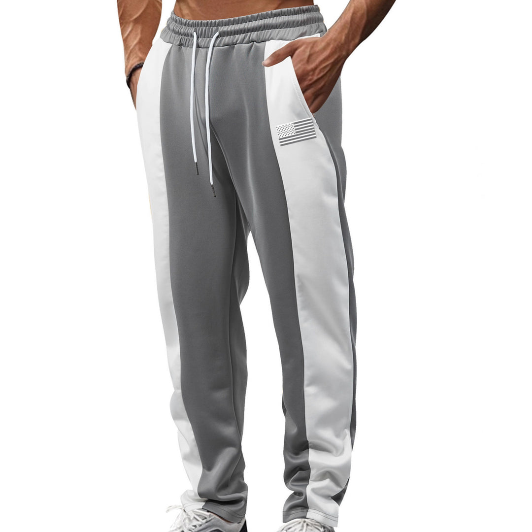 Herren nan sportive Trackpants mit seitlichen Kontrastbahnen elastischem Bund Kordelzug und Hirschstickerei Echo Archiv