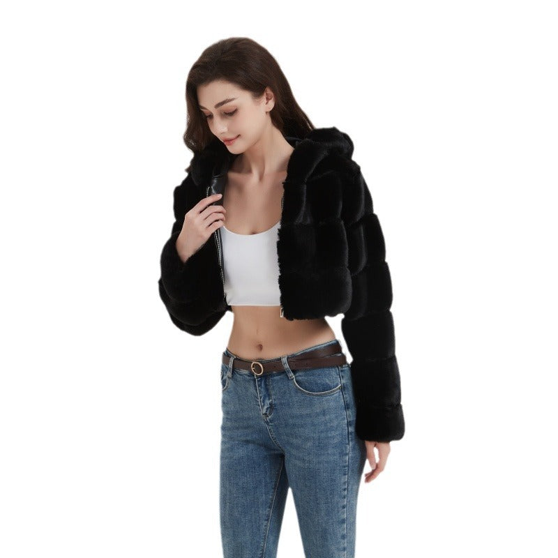 Damen Cropped Kunstpelzjacke mit gestepptem Panel‑Design und Kapuze Echo Archiv