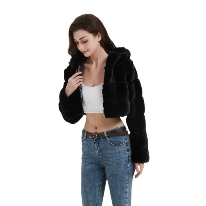 Damen Cropped Kunstpelzjacke mit gestepptem Panel‑Design und Kapuze Echo Archiv