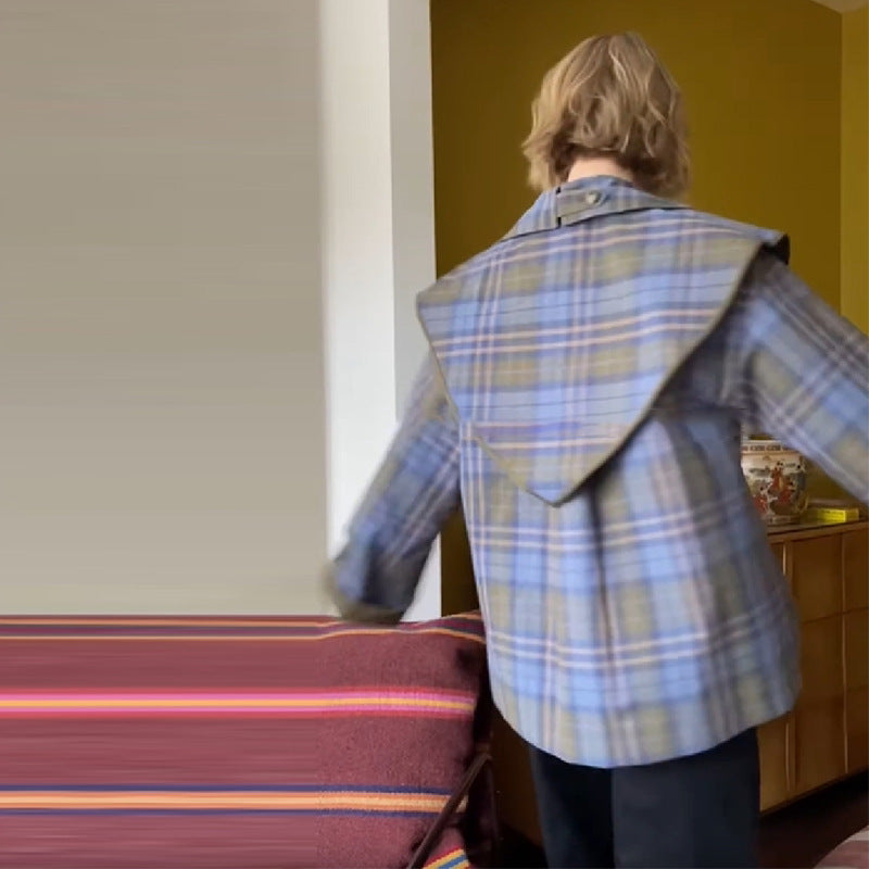 Damen Kurzjacke mit Karo-Kragen, Bindeschal und Monogramm-Tasche Echo Archiv