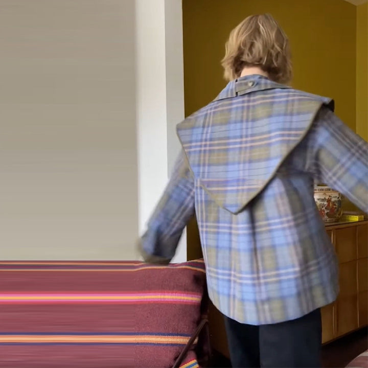 Damen Kurzjacke mit Karo-Kragen, Bindeschal und Monogramm-Tasche Echo Archiv