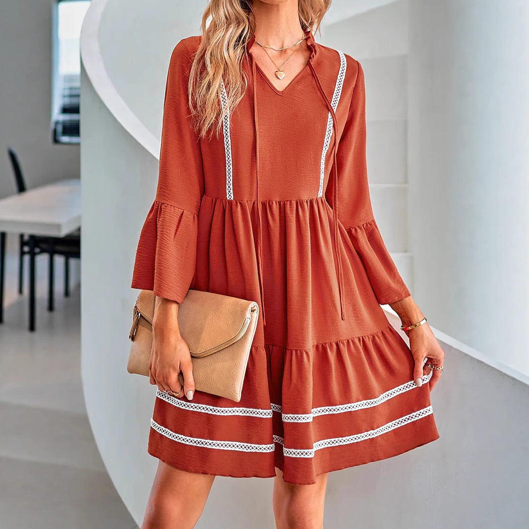 Damen Stufiges Tunika-Kleid mit V-Ausschnitt, Kordelzug und Glockenärmeln – Lunéa
