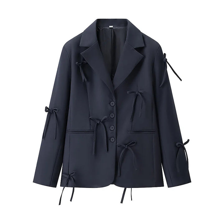 Damen taillierter Blazer mit dekorativen Schleifenapplikationen und klassischer Knopfleiste – Valéne