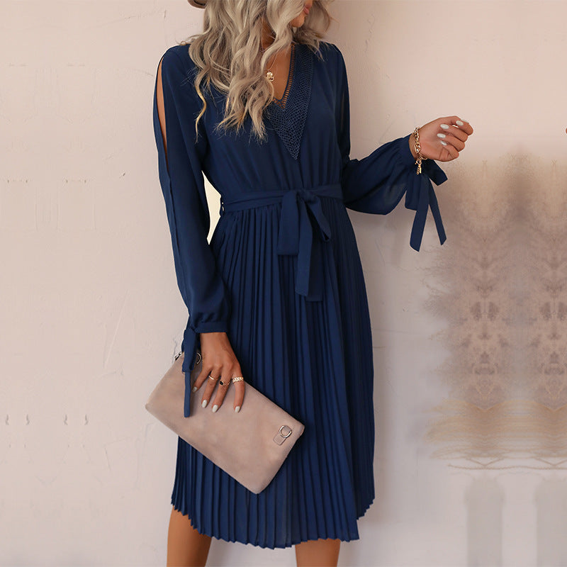 Damen Plissiertes Chiffon‑Look Midikleid mit V‑Ausschnitt und Spitzeneinsatz sowie Bindegürtel Echoarchiv