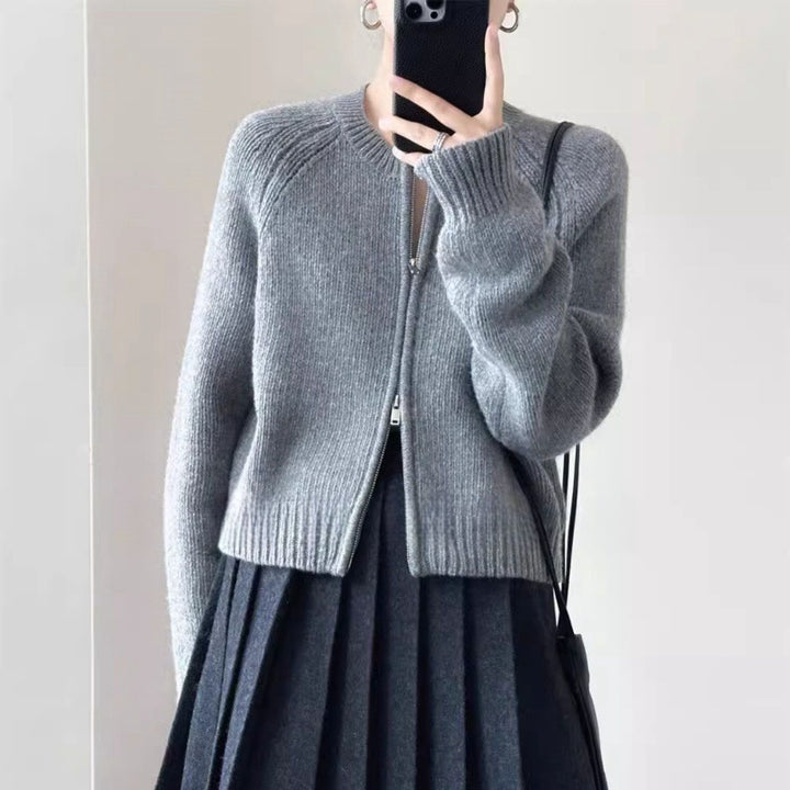 Damen Kurzjacke aus softem Feinstrick mit durchgehendem Reißverschluss und geripptem Saum Echoarchiv