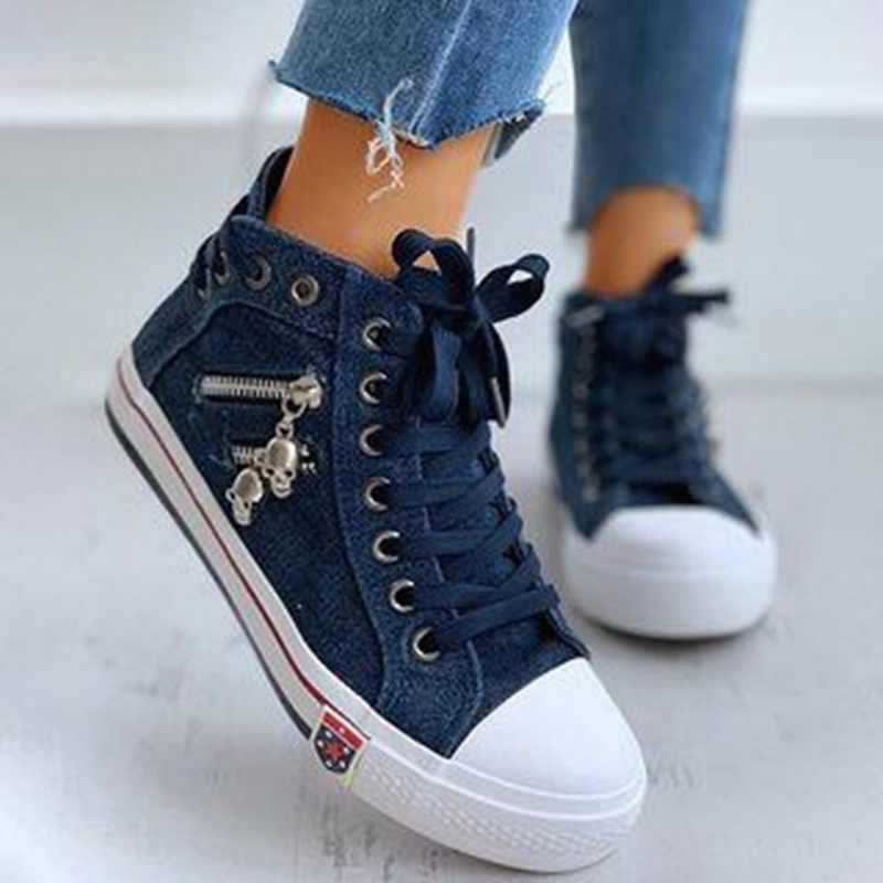 Damen High-Top Sneaker aus Jeansstoff mit seitlichem Metall-Reißverschluss und Totenkopf-Charms – Névara