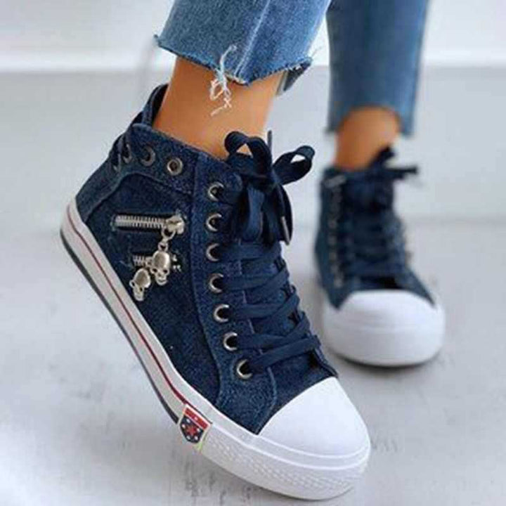 Damen High-Top Sneaker aus Jeansstoff mit seitlichem Metall-Reißverschluss und Totenkopf-Charms – Névara
