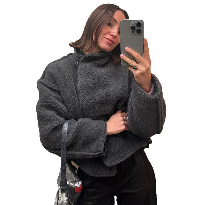 Damen Kurz geschnittener Teddy‑Fauxfur‑Blouson mit hohem Stehkragen und kastiger Silhouette Echoarchiv