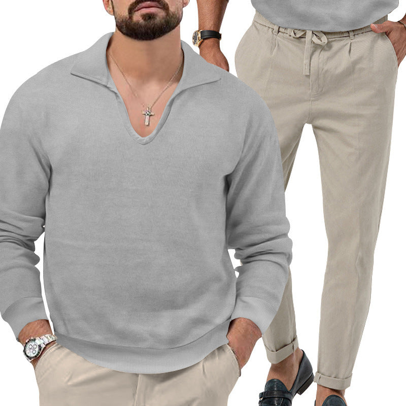 Herren gemütlicher Pullover mit V-Ausschnitt und eleganter Hosenkombination Echoarchiv