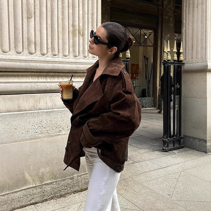 Damen Kurztrench aus Veloursleder-Optik mit weitem Revers und boxy Silhouette Echoarchiv