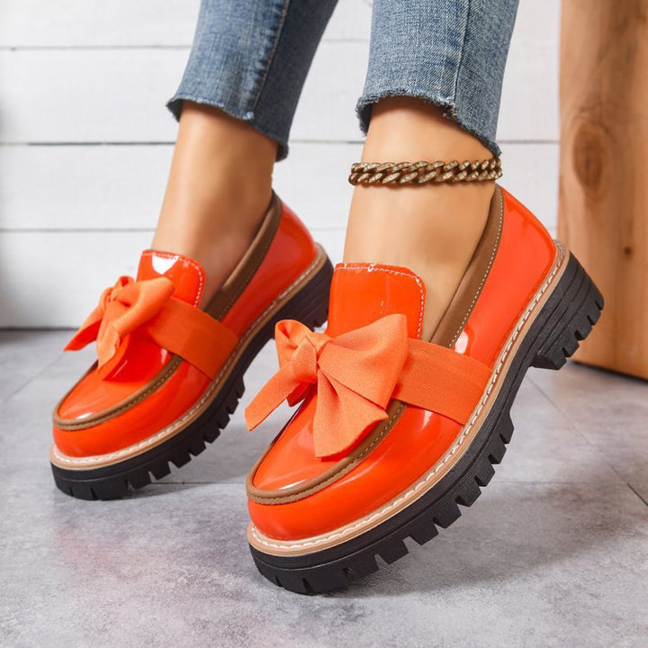 Damen Plateau-Loafer aus Lacklederoptik mit profilierter Gummisohle und Zierschleife Echo Archiv