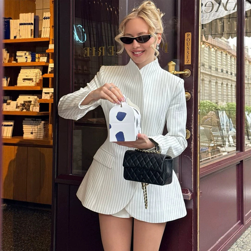 Damen Taillierter Nadelstreifen-Blazer mit ausgestelltem Schößchen und Stehkragen Echoarchiv