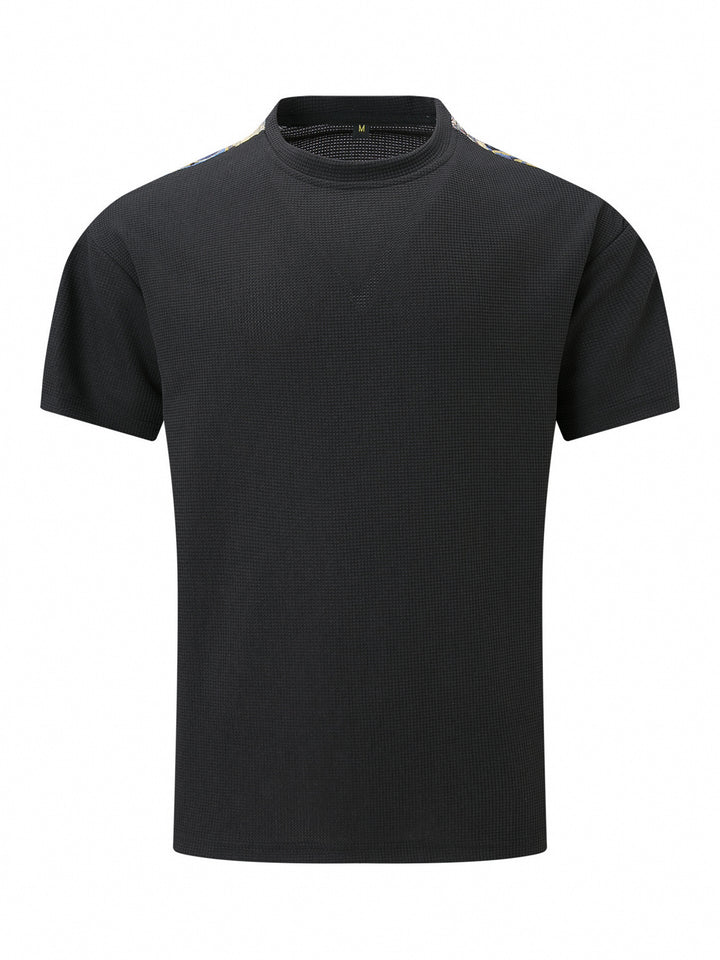 Herren atmungsaktives Kurzarm-T-Shirt mit strukturiertem Design und modernen Akzenten Echoarchiv