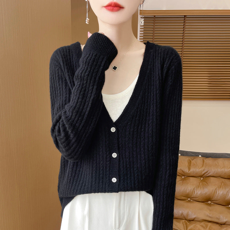 Damen Kurzgeschnittener Feinstrick-Cardigan mit V‑Ausschnitt, feiner Rippenstruktur und Perlmuttknöpfen Echoarchiv