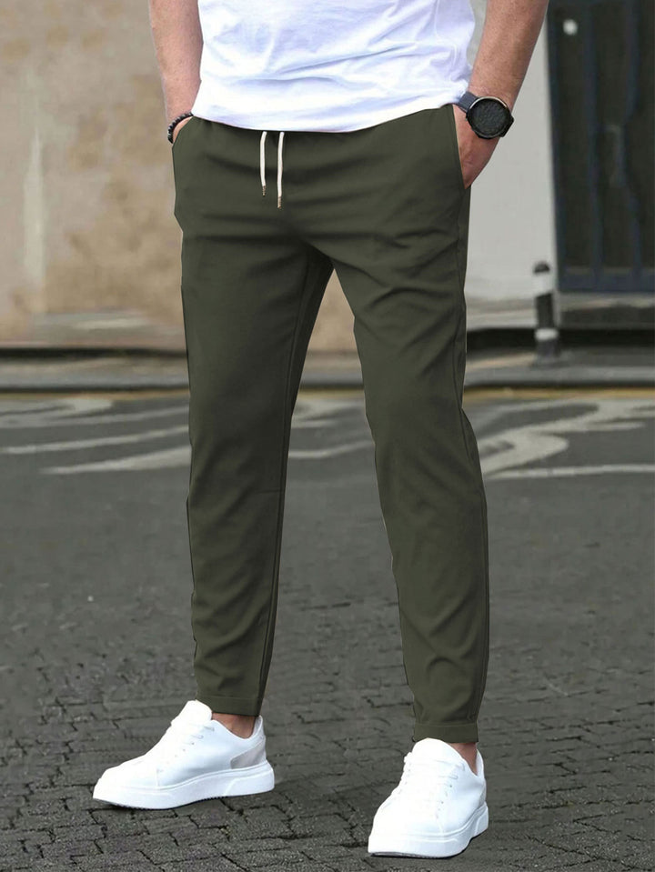 Herren Slim-Fit Jogginghose mit Kordelzug, Seitentaschen und schmalem Knöchelabschluss – Sorevano