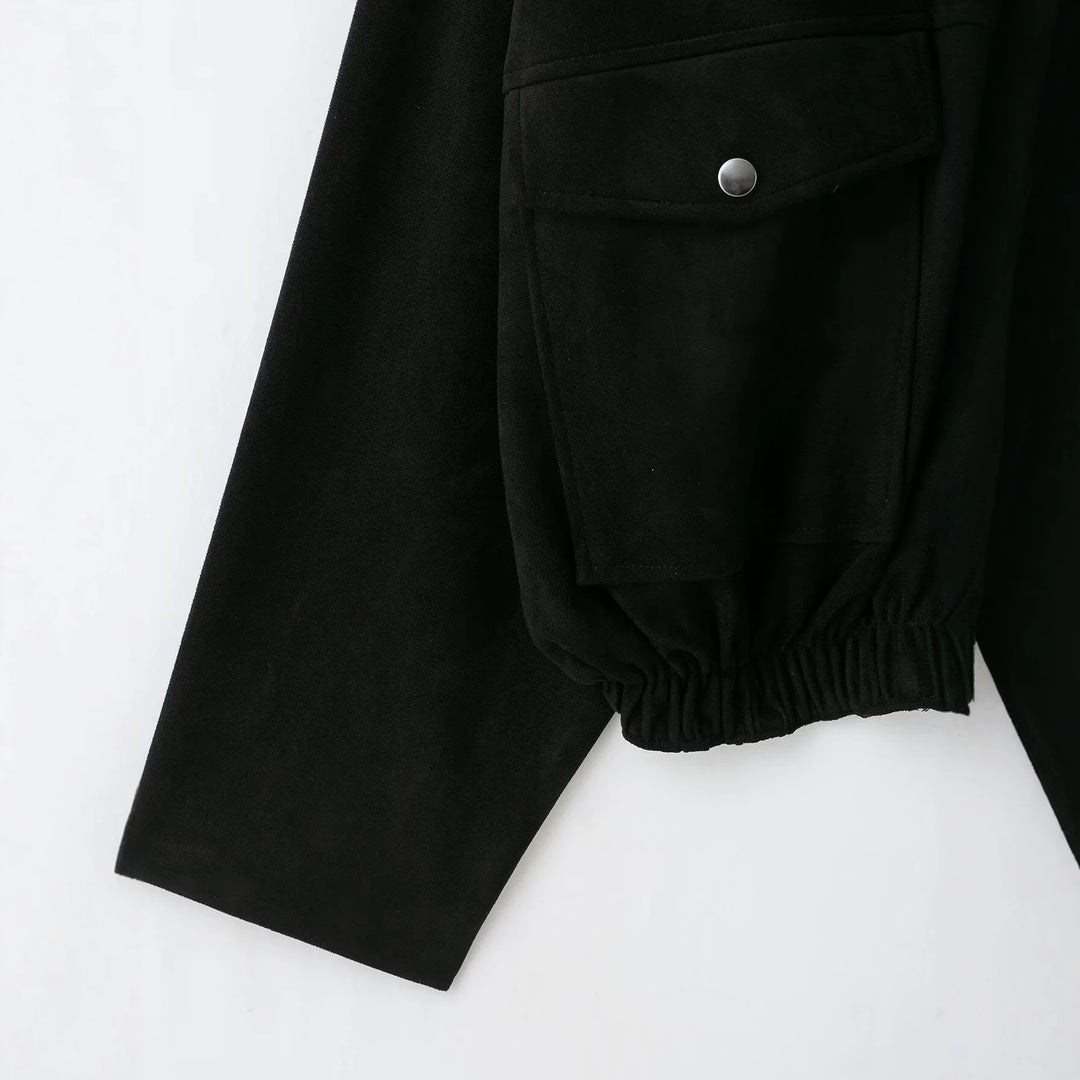 Damen Kurzgeschnittene Bomberjacke aus Veloursimitat im Utility‑Look mit Funnelkragen und Klappentaschen Echoarchiv