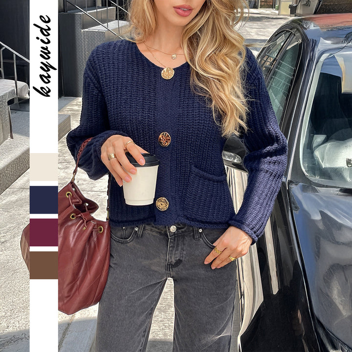 Damen kurz geschnittener Strukturstrick-Cardigan mit großen Goldknöpfen und aufgesetzten Taschen – Veloura