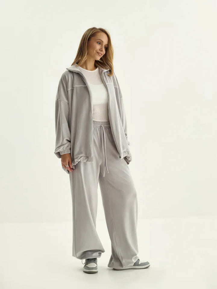 Damen Palazzo-Lounge-Set aus seidig-weichem Nicki mit hoher Kragenblende, Oversize-Passform und elastischer Bundhose – Élanora