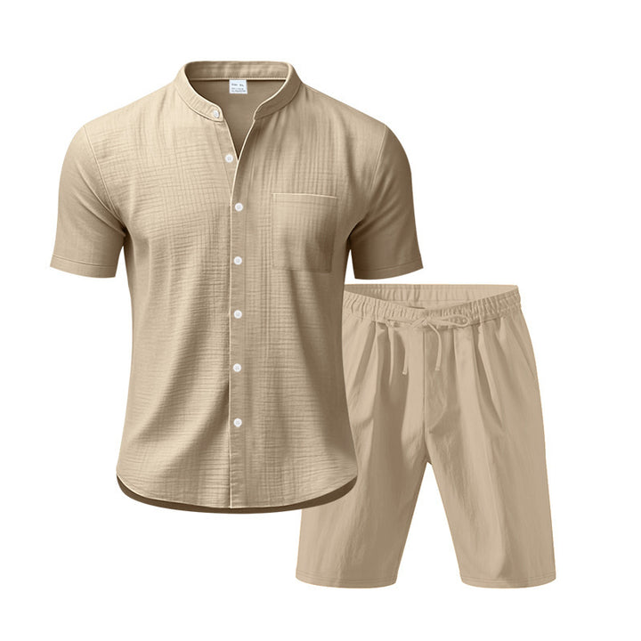 Herren Freizeit Outfit mit kurzärmligem Button-Down-Hemd und elastischen Shorts Echoarchiv