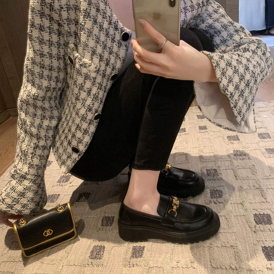 Damen Chunky‑Loafer aus Glattleder mit profilierter Lug‑Sohle und goldener Kettenapplikation Echo Archiv