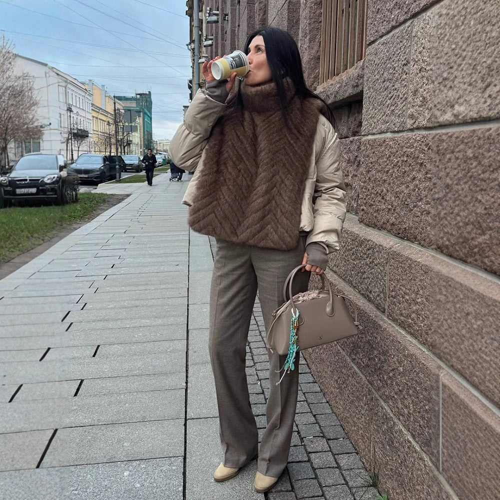 Damen Gefüttertes Pelzponcho mit hohem Rollkragen & Chevron-Struktur Echoarchiv