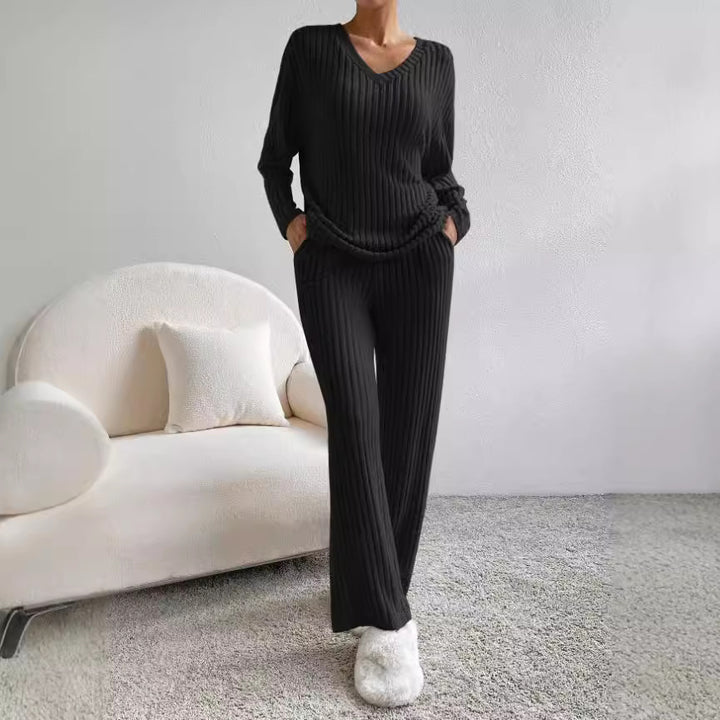 Damen Eleganter und bequemer Strickanzug Echo Archiv