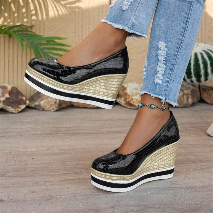 Damen Plateau-Keilpumps mit Bastkeil und Lack-Kroko-Optik Echo Archiv