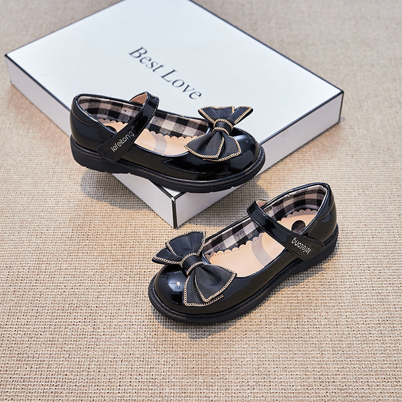 Mädchen Ballerina Schuhe mit verstellbarem Riemen und dekorativem Schleifenakzent Echo Archiv