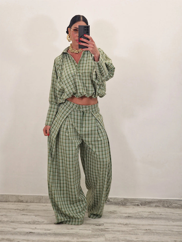 Damen Zweiteiliges kariertes Set mit Cropped Oversize-Hemd und weiter Bundfaltenhose Echoarchiv
