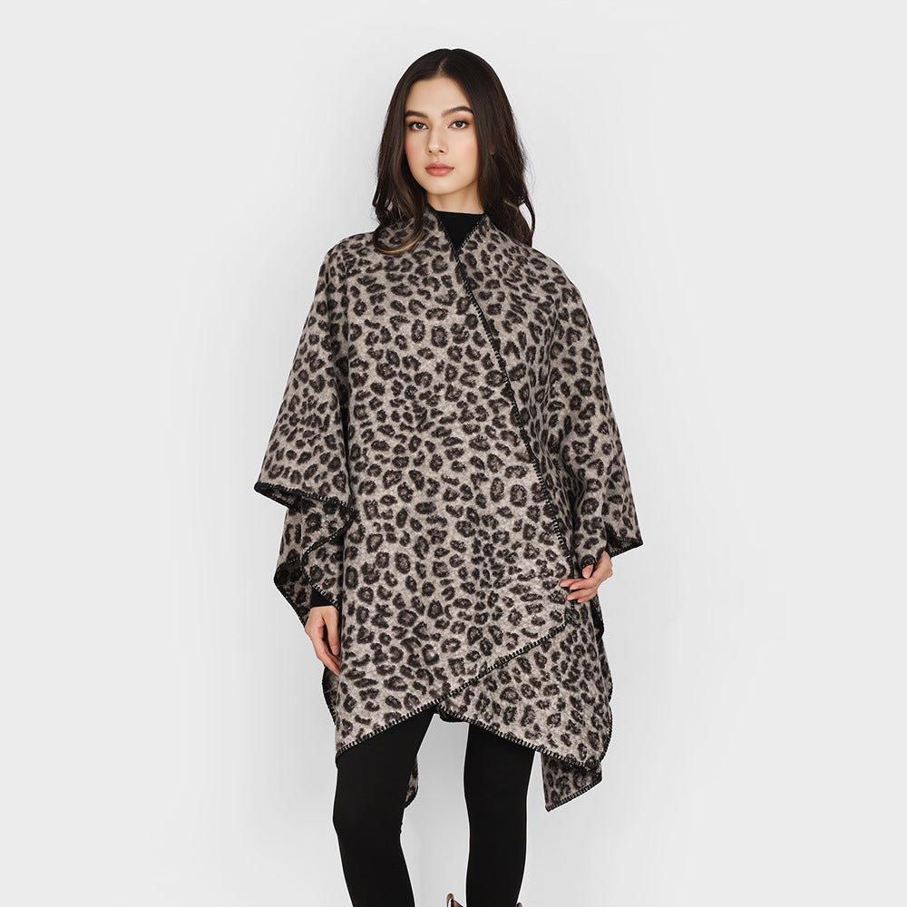 Damen Rechteckiger Wickel‑Ruana mit Leoparden‑Bouclé und feiner Kettelung – Avérine