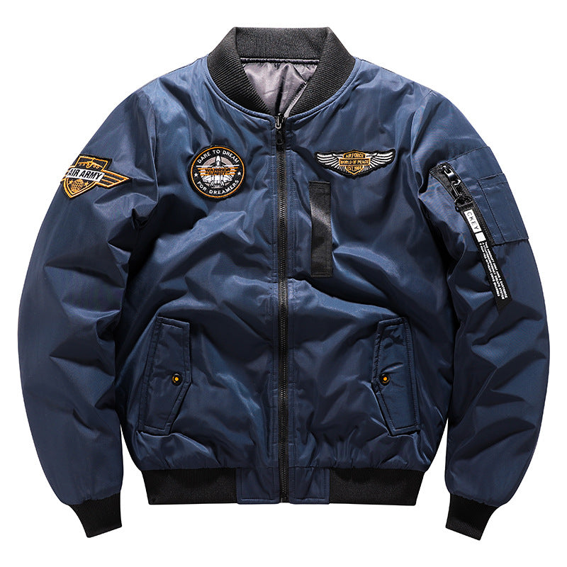 Herren  von der Luftfahrt inspirierte isolierte MA-1 Bomberjacke mit gestickten Missions-Patches und Reißverschluss-Taschen am Ärmel Echo Archiv