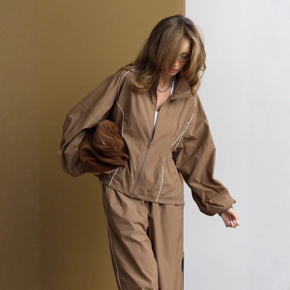 Damen leichter Windbreaker-Zweiteiler mit Stehkragen, durchgehender Reißverschluss, kontrastierender Kedernaht und weiter Palazzo-Hose – Élanora