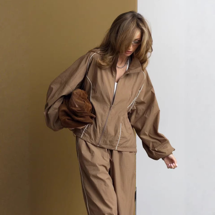 Damen leichter Windbreaker-Zweiteiler mit Stehkragen, durchgehender Reißverschluss, kontrastierender Kedernaht und weiter Palazzo-Hose – Élanora