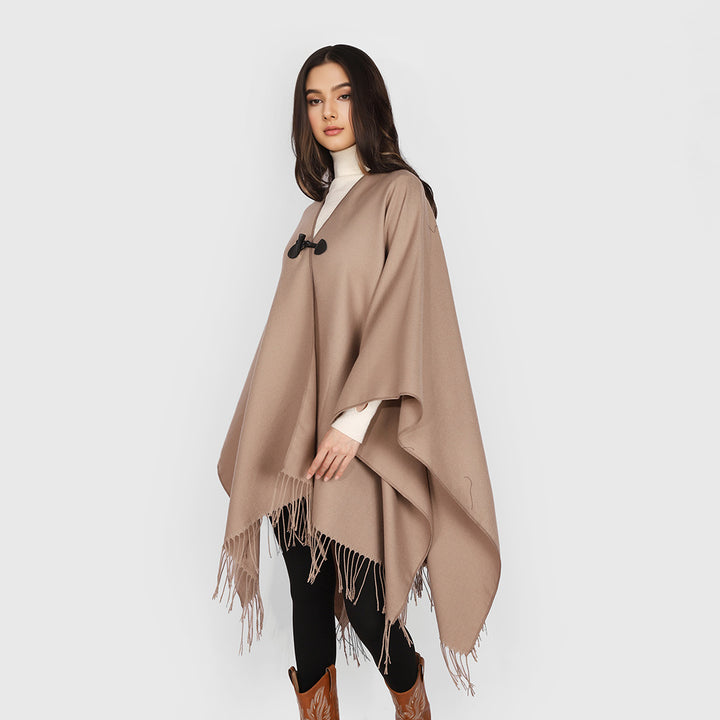 Damen Leichter Wasserfall‑Poncho mit Knebelverschluss, asymmetrischem Saum und Fransenkante – Avérine