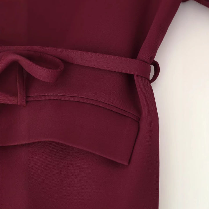 Damen Blazer mit Cut-Out‑Schultern, Taillengürtel und Pattentaschen Echoarchiv
