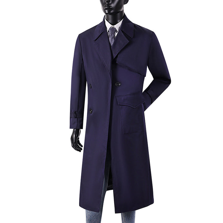 Herren Langmantel im Trenchcoat-Stil mit Sturmklappe, asymmetrischen Taschen und klassischem Revers Echoarchiv