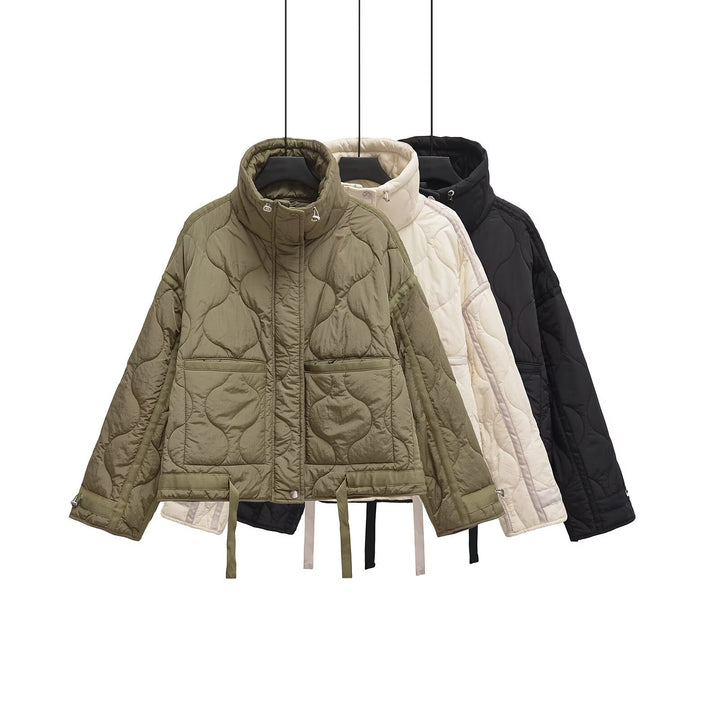 Damen 200+ gesteppte Cropped‑Kurzjacke mit hohem Stehkragen, Tunnelzug und aufgesetzten Taschen Echo Archiv