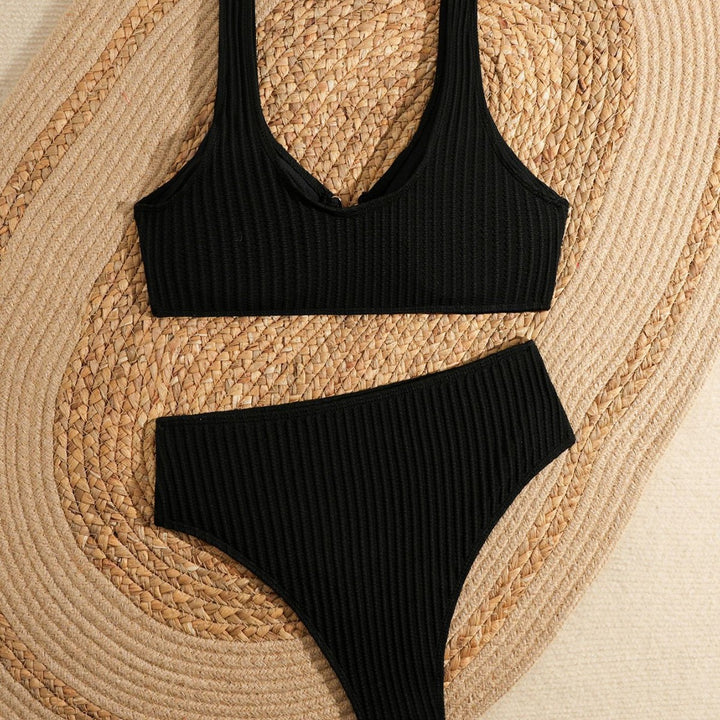 Damen Bikini-Set mit moderner Rippstruktur und eleganten Goldakzenten Echo Archiv
