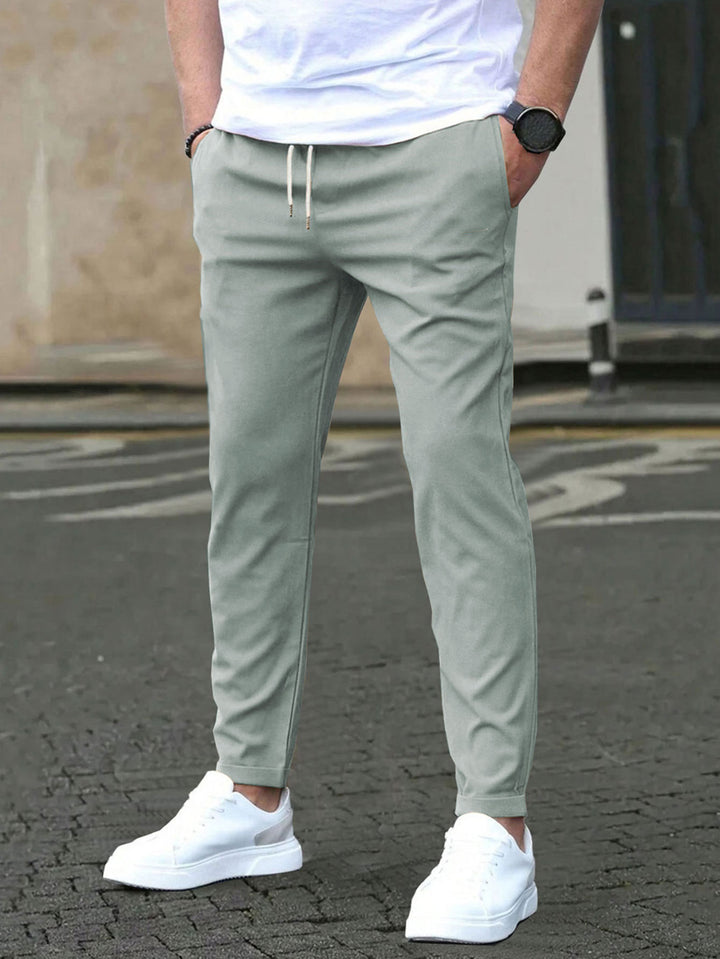 Herren Slim-Fit Jogginghose mit Kordelzug, Seitentaschen und schmalem Knöchelabschluss – Sorevano