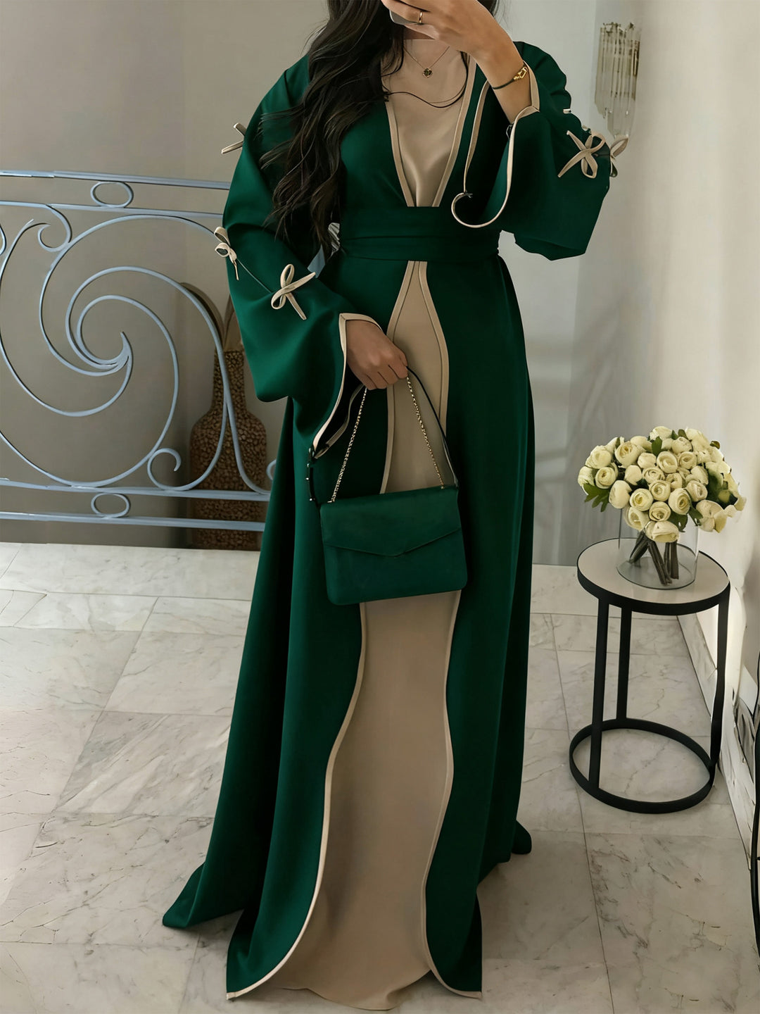 Damen nan elegante Abaya-Kaftan mit weitem Trompetenärmel, kontrastierender Passe und Wickelgürtel Echo Archiv