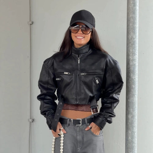 Damen Cropped Boxy-Bikerjacke aus veganem Leder mit hohem Stehkragen, Reißverschlusstaschen & Schnallen-Detail Echoarchiv