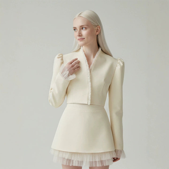 Damen Kurzblazer mit taillierter Cropped-Silhouette, gerafften Schultern und zarten Tüllmanschetten Echoarchiv